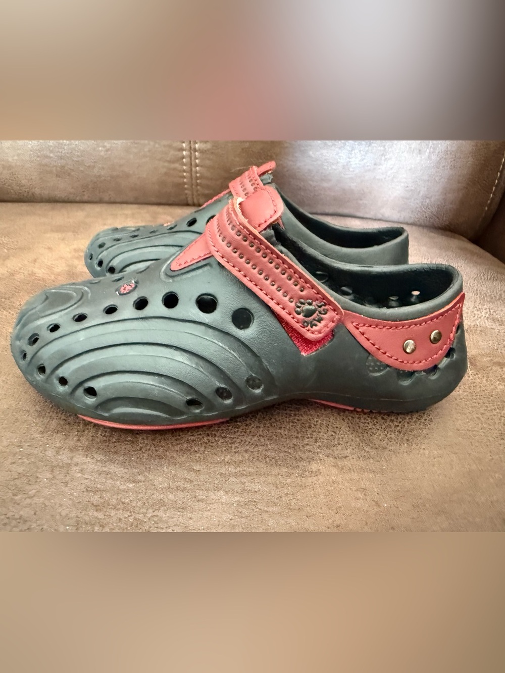 Dawgs Slip-On Unisex Children’s Water Shoes Red & Black Size 9